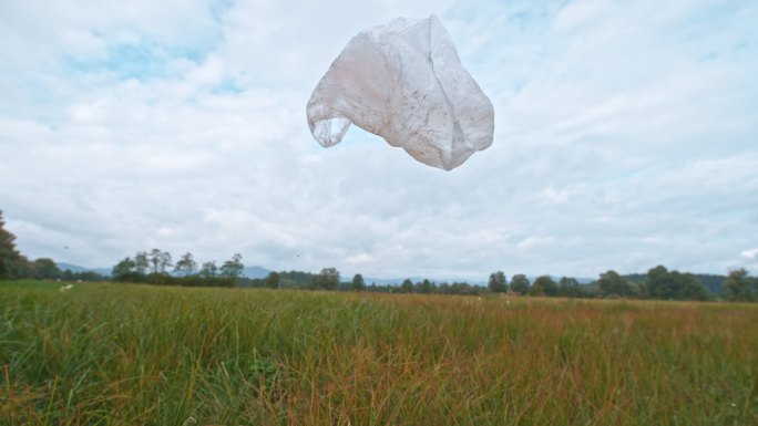 SLO MO透明塑料袋在空中飞翔