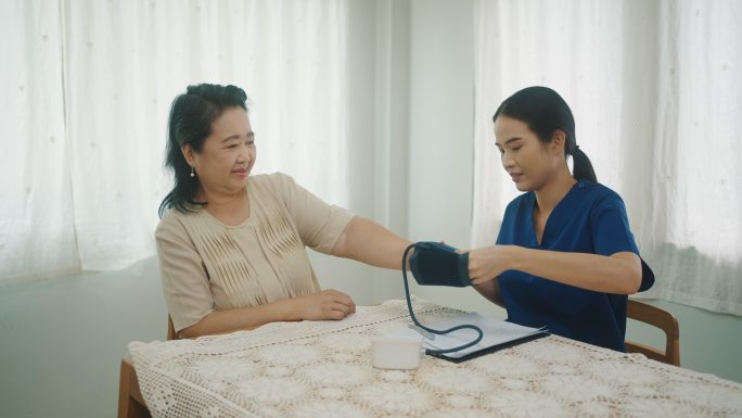 护士在家为老年患者量血压
