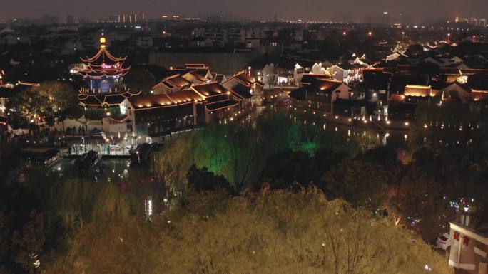 中国苏州运河城夜景。