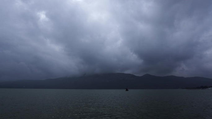 阴雨天滇池西山延时拍摄