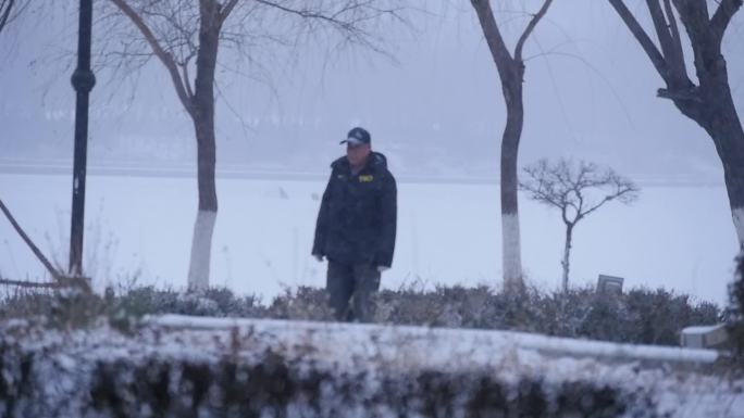 风雪中行走人车流雪中前行雪中漫步大雪纷飞