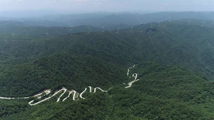 秦岭山里的风力发电和蜿蜒公路