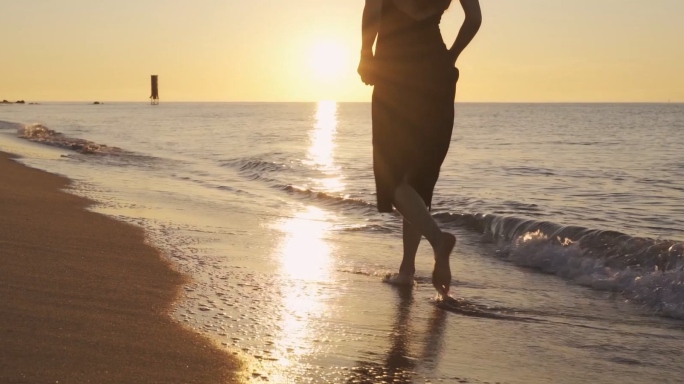 美女海边奔跑跳舞唯美大海情绪短片阳光海面