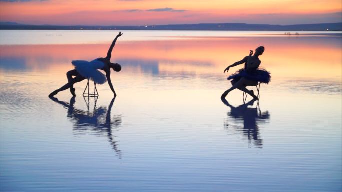 芭蕾舞演员在湖水上的椅子上摆姿势。
