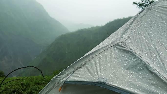 雨中在森林里搭帐篷。雨季野生动物中的旅游设备库存视频