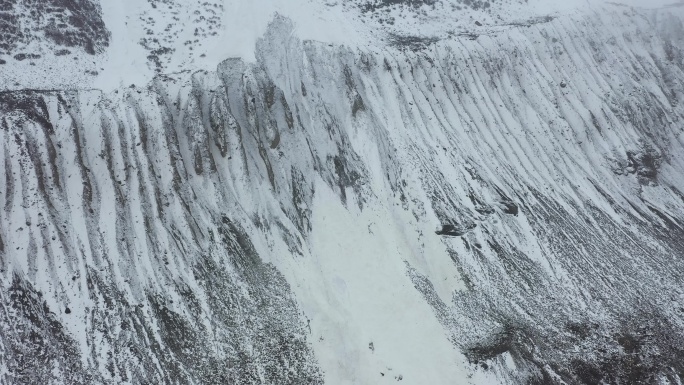 航拍大雪纷飞的西藏边坝县普玉冰川