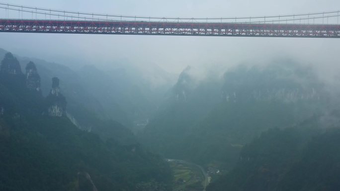 航拍雨雾中的矮寨大桥和德夯大峡谷风光