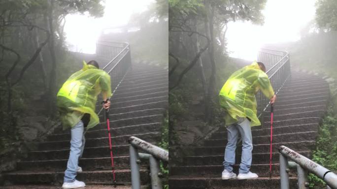 雨中攀登黄山的游客