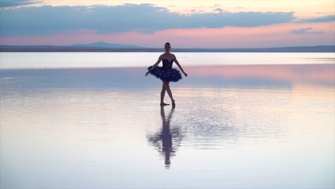 芭蕾舞演员在水上跳舞