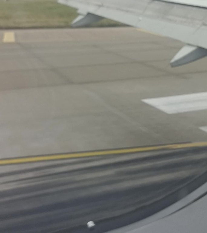 机舱内拍摄飞机空中降落地面过程