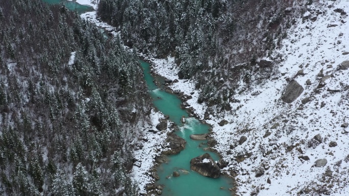 航拍帕隆藏布江河谷雪景