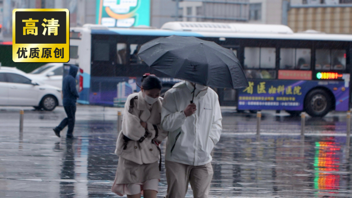 雨天行人撑伞过马路 寒冷降温相互取暖