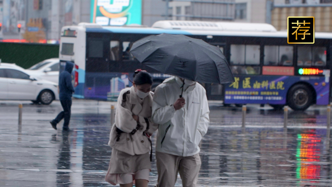 雨天行人撑伞过马路 寒冷降温相互取暖
