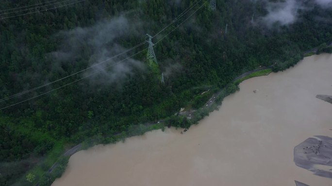 航拍雨雾天的波密岗云杉林风景