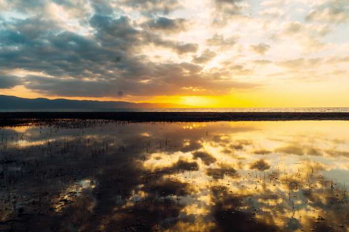 青海湖湿地的日落夕阳延时摄影
