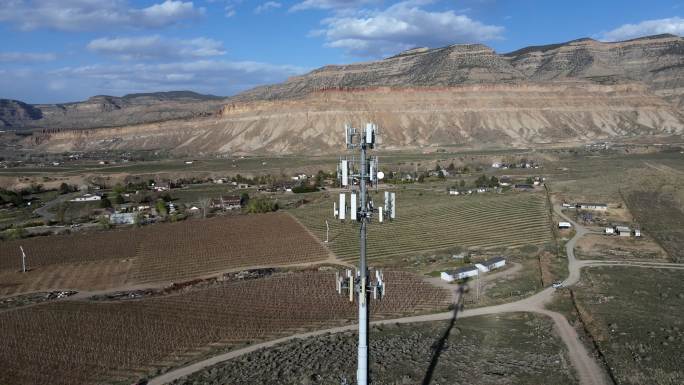 科罗拉多州帕利萨德附近东果园梅萨的无人机5G通信塔，以农业葡萄园、酿酒厂和桃园闻名