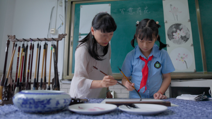 老师教学生画国画