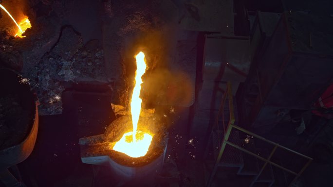 CS熔融金属被倒入铸造钢包，火花四溅