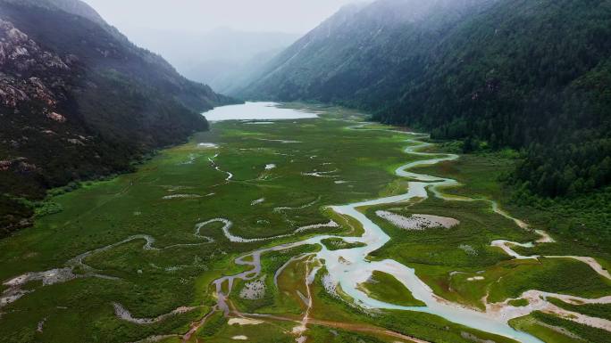 航拍雨中的川西莲花湖深处河谷湿地风光