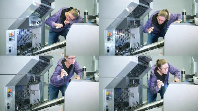 印刷厂的女人试图修理机器