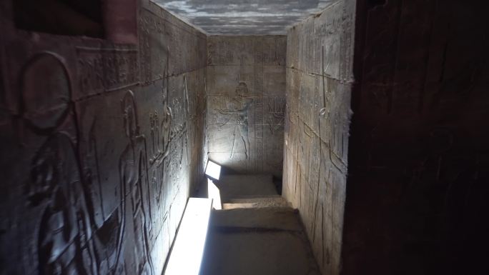 卢克索埃德夫神庙的古代象形文字。埃及