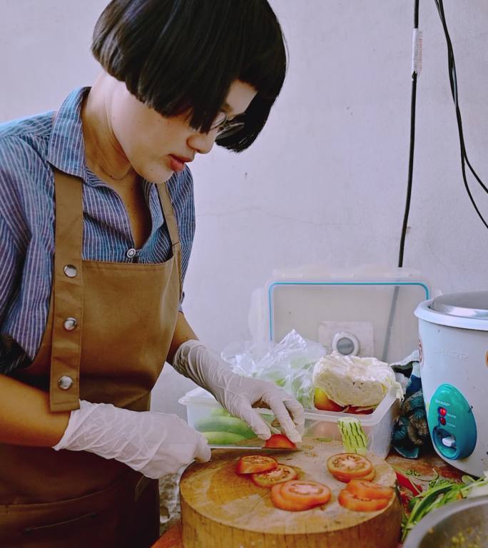 女街头食品配送餐厅老板烹饪