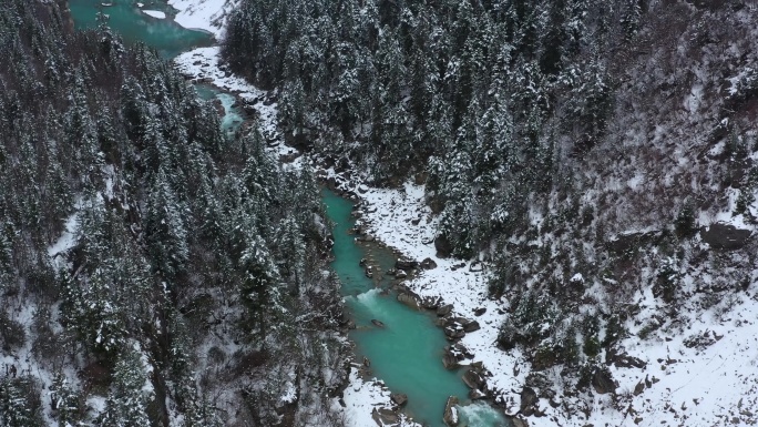 航拍帕隆藏布江河谷雪景