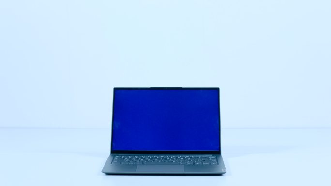 打开的笔记本电脑 深蓝色屏幕 推