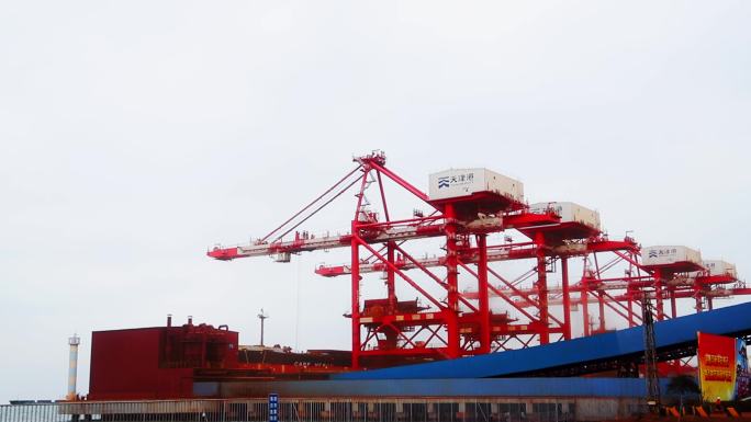 天津港港口海运交通繁忙货轮物流货运码头