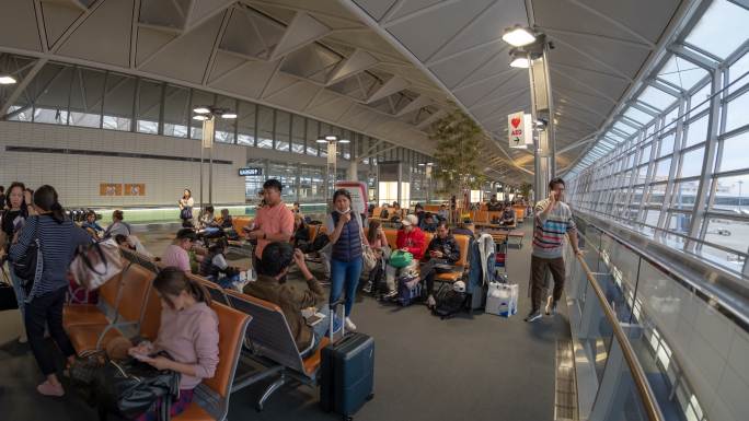 4K旅客在机场登机室等待登机的时间流逝