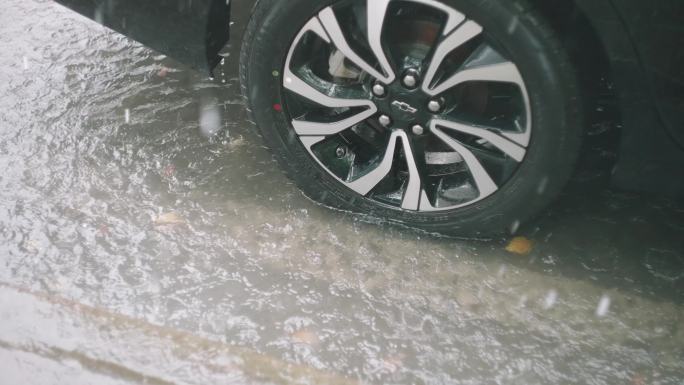 暴雨大雨车辆轮胎在水里