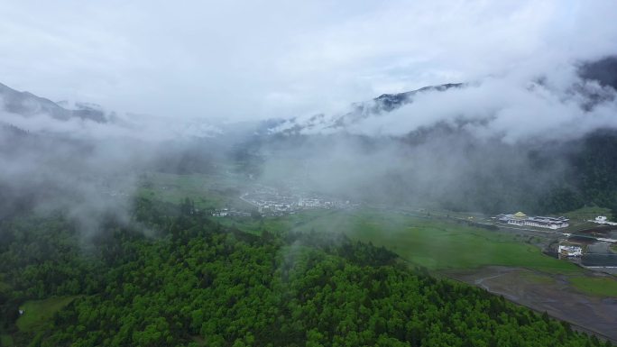 航拍雨后的鲁朗镇扎西岗村田园风光