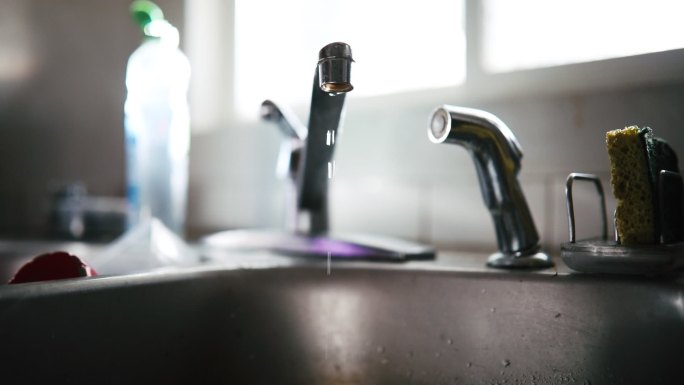 漏水厨房水龙头节约用水浪费厨卫空镜头
