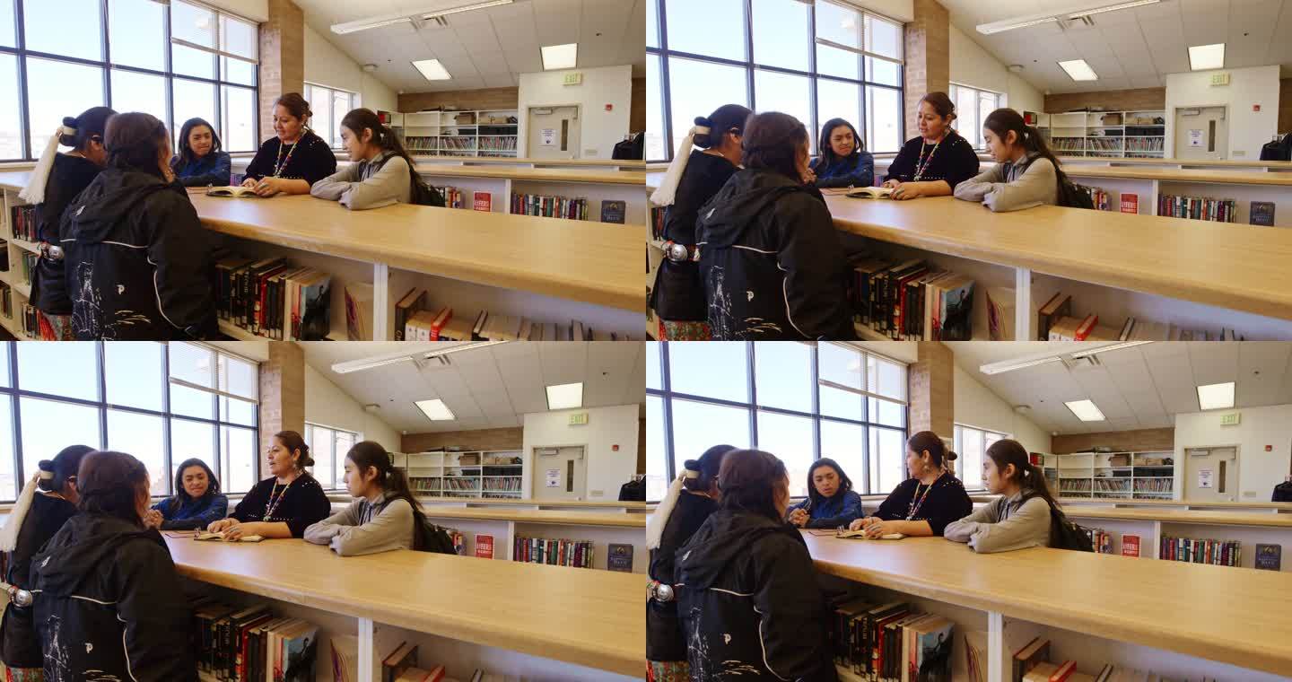 高中教师和学生在学校图书馆