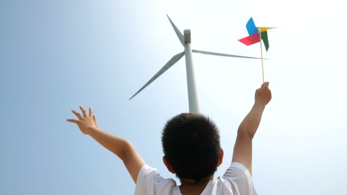 亚洲男孩与风车玩具面对风车