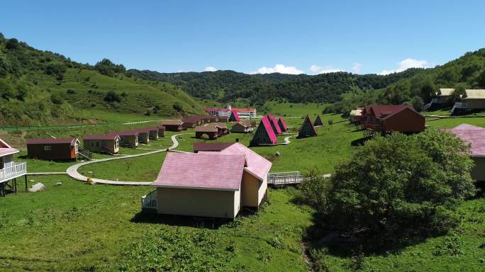 陕西宝鸡关山牧场别墅露营小屋航拍