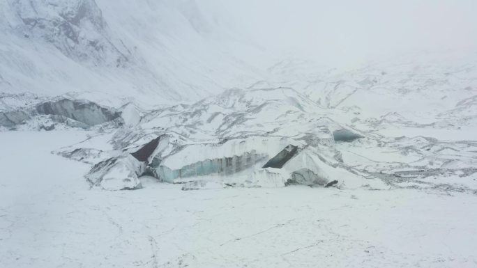 航拍大雪纷飞的西藏边坝县普玉冰川