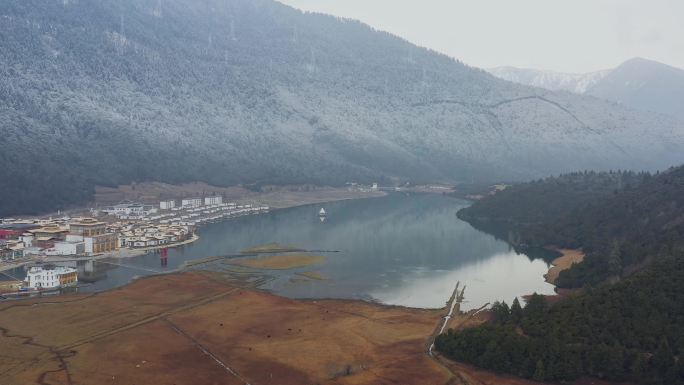 航拍西藏冬天下雪的鲁朗小镇田园风光