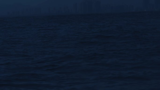 黑夜中航行的海面 升格拍摄