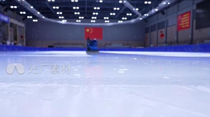 室内冰壶滑冰比赛场赛前磨冰机准备