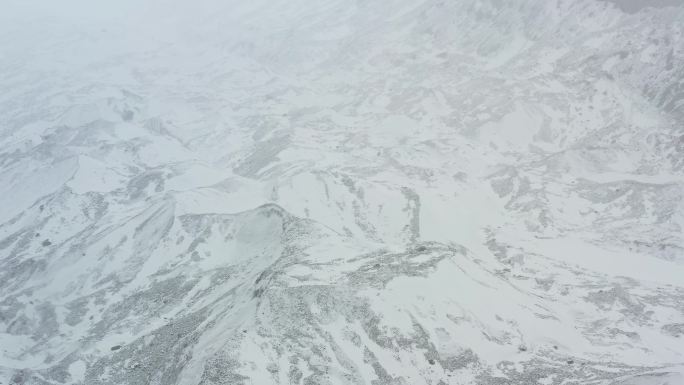 航拍大雪纷飞的西藏边坝县普玉冰川