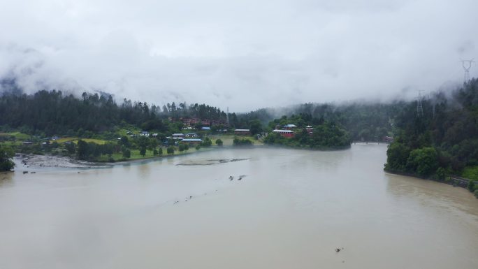 航拍雨雾天的波密岗云杉林风景