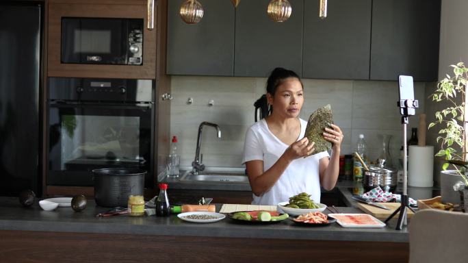 寿司厨师，记录她的食物视频，并向她的粉丝解释Nigiri和刺身寿司的最佳食材