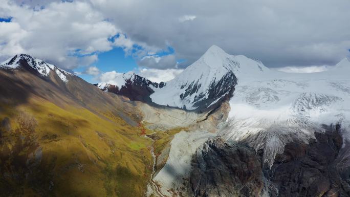 航拍西藏秋天的萨普神山风景