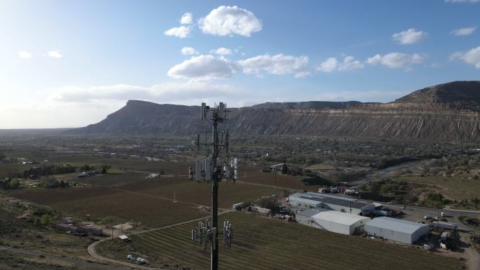 科罗拉多州帕利萨德附近东果园梅萨的无人机5G通信塔，以农业葡萄园、酿酒厂和桃园闻名