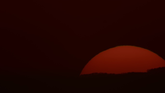 T/L太阳从山后升起的特写镜头
