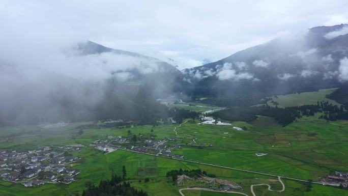 航拍雨后的鲁朗镇扎西岗村田园风光