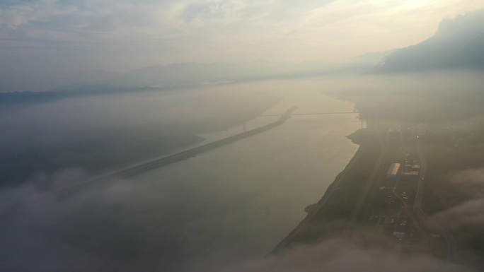 晨雾中的三峡大坝河道