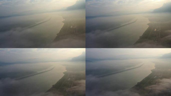 晨雾中的三峡大坝河道