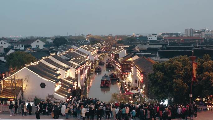 中国苏州运河城夜景。